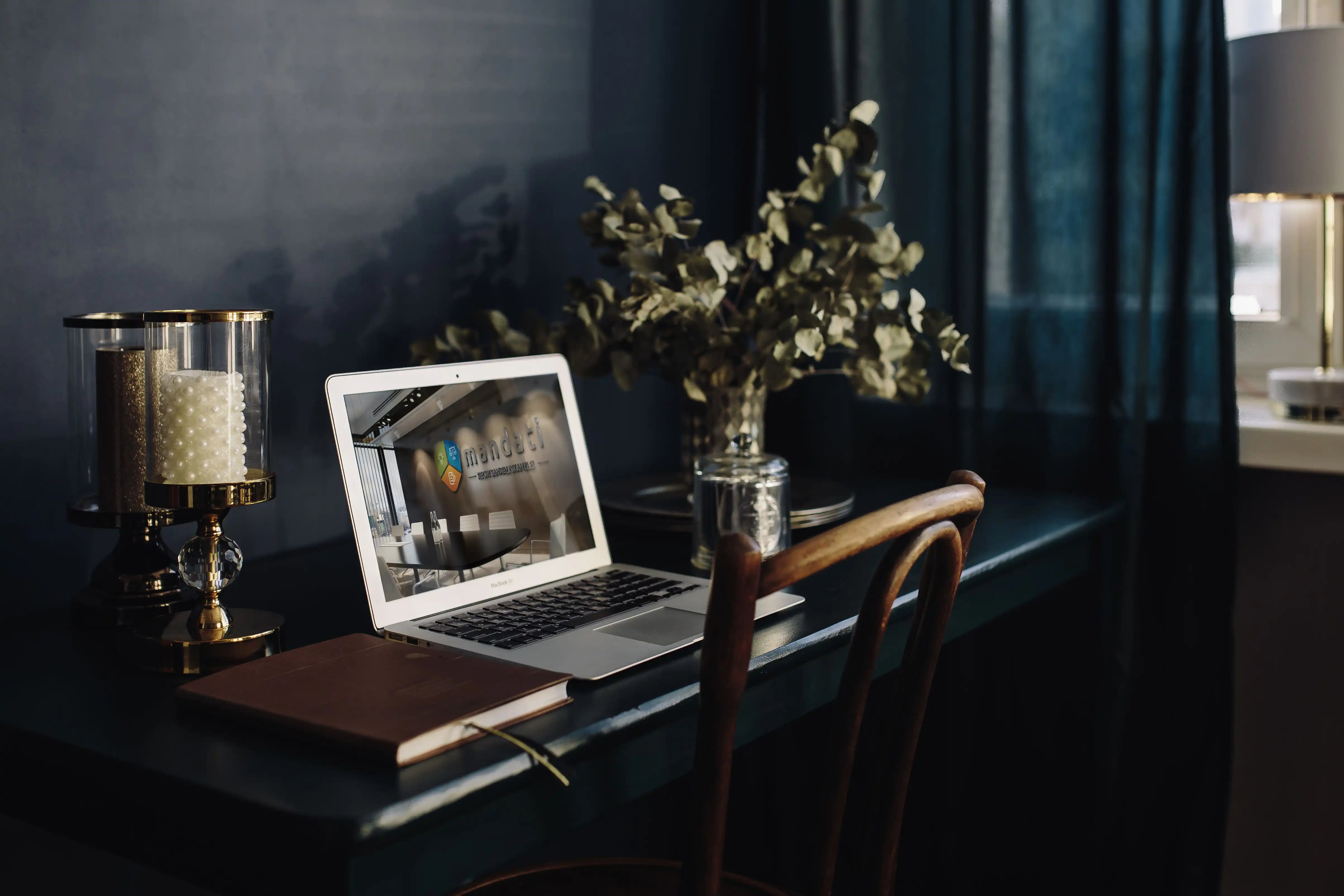 Arbeitsplatz mit geöffnetem Notebook und der MANDATI-Kanzleisoftware